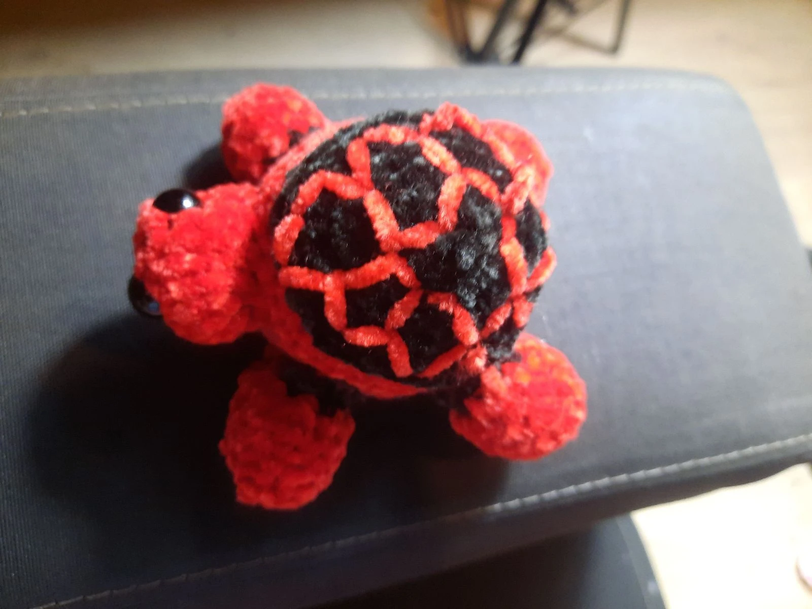 Tortue Magma – Création artisanale au crochet – Fait main – photo 8